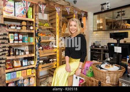 Il presentatore TV chiude village Post Office in un capannone controversia, il Signore Roberts è stato riaperto lo scorso anno sul Webb Estate in Purley di Laura Hamilton Foto Stock