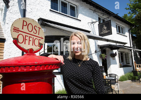 Il presentatore TV chiude village Post Office in un capannone controversia, il Signore Roberts è stato riaperto lo scorso anno sul Webb Estate in Purley di Laura Hamilton Foto Stock