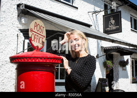 Il presentatore TV chiude village Post Office in un capannone controversia, il Signore Roberts è stato riaperto lo scorso anno sul Webb Estate in Purley di Laura Hamilton Foto Stock