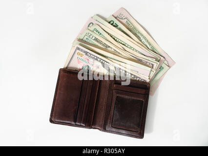 Aprire brown uomini wallet con dollari USA, contanti sulla isolato sfondo bianco Foto Stock