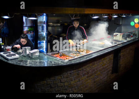 Cinese di cibo da asporto sul display il mercato di Camden, London, Regno Unito Foto Stock