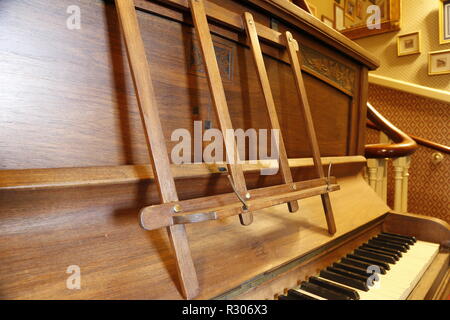 Il vecchio pianoforte verticale in corridoio Foto Stock