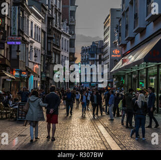 I turisti a piedi attraverso le strade della città vecchia di Bruxelles in Belgio. Foto Stock