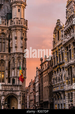 Colorato tramonto sulla Grande Place, la vecchia piazza del mercato centrale di Bruxelles in Belgio. Foto Stock