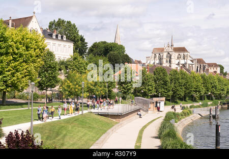 Un gruppo di giovani passeggiando lungo la riva di un fiume in Auxerre, Borgogna, in Francia, in Europa Foto Stock