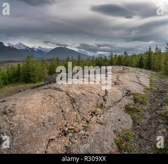 Roche moutonnee -formazione di roccia creato dal passaggio di un ghiacciaio. Il passaggio del ghiacciaio sulla roccia sottostante risulta spesso un strie glaciali, EA Foto Stock