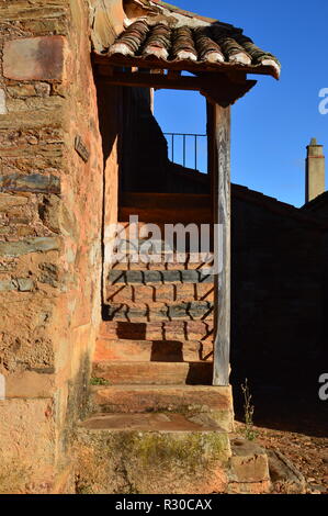 Scaletta di accesso alla biblioteca di Castrillo De Los Polvazares. Architettura, Storia, Camino de Santiago, viaggi street photography. Il 2 novembre 2018 Foto Stock