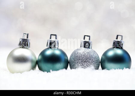 Le palle di Natale nella neve Foto Stock