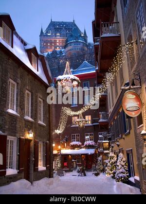 Petit Champlain nella parte bassa della città di Quebec City dopo una tempesta di neve di notte durante la stagione di natale Foto Stock