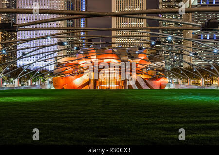 Jay Pritzker Pavilion si trova all'interno di Millenium Park nel centro cittadino di Chicago. Foto Stock