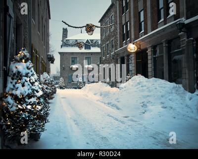 Petit Champlain nella parte bassa della città di Quebec City dopo una tempesta di neve di notte durante la stagione di natale Foto Stock