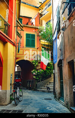 Monterosso, Liguria, Italia - 09 agosto 2018 - vista di un villaggio alley Foto Stock