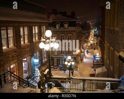 Petit Champlain nella parte bassa della città di Quebec City dopo una tempesta di neve di notte durante la stagione di natale Foto Stock