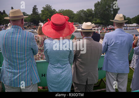 Spettatori nello Steward's Enclosure alla Henley Royal Regatta, 2015, Henley-on-Thames, Oxfordshire Foto Stock