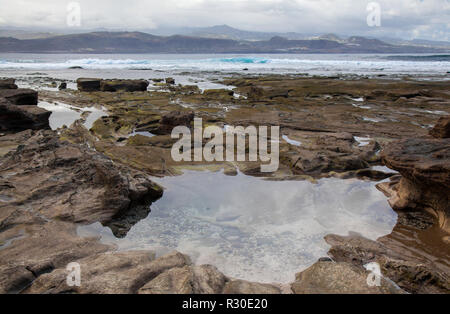 Gran Canaria, Novembel, rocky El Confital beach sul bordo di Las Palmas, poco nuvoloso giorno Foto Stock