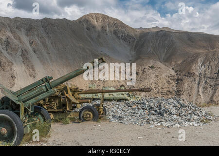 Arrugginimento serbatoio dalla invasione sovietica dell'Afghanistan in 1979, il Panjshir Valley, Afghanistan Foto Stock