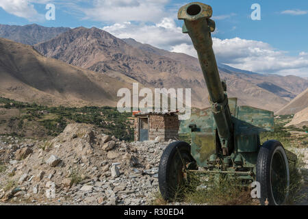 Arrugginimento serbatoio dalla invasione sovietica dell'Afghanistan in 1979, il Panjshir Valley, Afghanistan Foto Stock