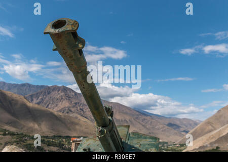 Arrugginimento serbatoio dalla invasione sovietica dell'Afghanistan in 1979, il Panjshir Valley, Afghanistan Foto Stock