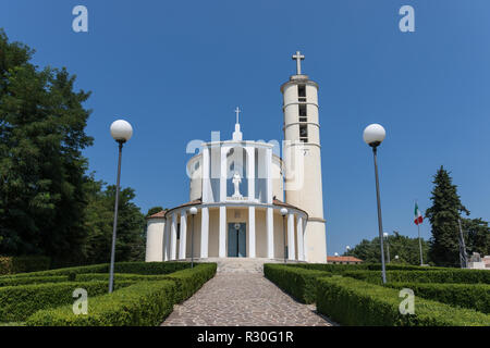 Santa Maria della Vittoria (Italiano: Parrocchia di Santa Maria della Vittoria), Volpago del Montello, Provincia di Treviso, Italia Foto Stock