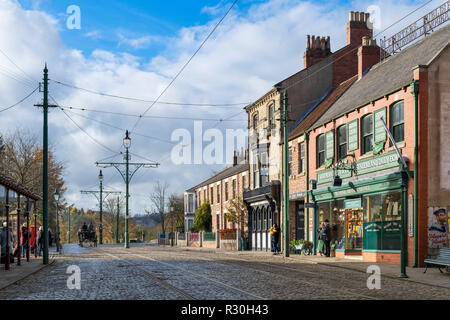 I negozi di High Street nel Novecento storico, Beamish Open Air Museum, Beamish, County Durham, England, Regno Unito Foto Stock