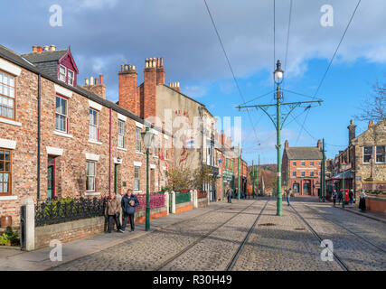 I negozi di High Street nel Novecento storico, Beamish Open Air Museum, Beamish, County Durham, England, Regno Unito Foto Stock