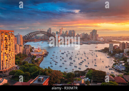 Sydney. Cityscape immagine di Sydney, Australia con il Ponte del Porto di Sydney e il Sydney skyline durante il tramonto. Foto Stock