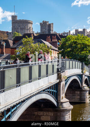 Eton Bridge, varcando il fiume Tamigi da Eton a Windsor, con il Castello di Windsor in background, Windsor, Berkshire, Inghilterra, Regno Unito. Foto Stock