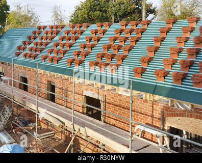 Piastrelle in argilla impilati su un tetto nel Regno Unito pronto per una nuova installazione del tetto Foto Stock