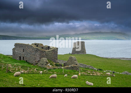 La Haa, laird's house e Mousa Broch, la più alta età del ferro broch e quella dell'Europa preistorici meglio conservati edifici, isole Shetland, Scozia Foto Stock