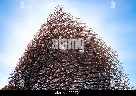 Londra - Jun 24: l'alveare, una struttura in alluminio si trova a Kew Gardens a giugno 24, 2018 a Londra, Regno Unito. Foto Stock