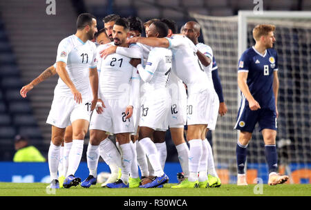 Israele il Beram Kayal (n. 21) punteggio celebra il suo lato del primo obiettivo del gioco con i compagni di squadra durante la UEFA lega delle nazioni, gruppo C1 corrisponde all'Hampden Park, Glasgow. Foto Stock