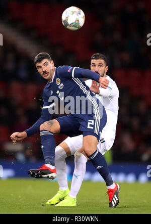 Scozia Callum Paterson (sinistra) e di Israele Moanes Dabour battaglia per la sfera durante la UEFA lega delle nazioni, gruppo C1 corrisponde all'Hampden Park, Glasgow. Foto Stock