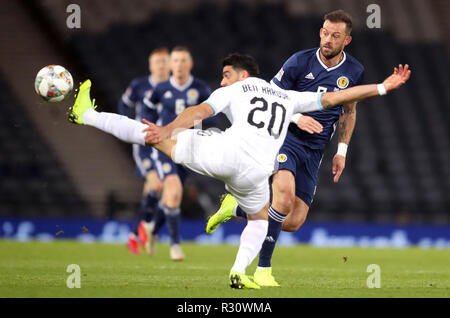 Scozia Steven Fletcher (destra) e di Israele Omri Ben Harush battaglia per la sfera durante la UEFA lega delle nazioni, gruppo C1 corrisponde all'Hampden Park, Glasgow. Foto Stock