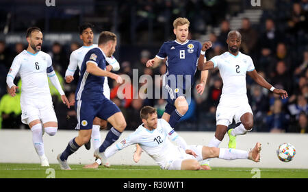 Scozia Stuart Armstrong (seconda a destra) e Israele Yeini Shiran (pavimento) battaglia per la sfera durante la UEFA lega delle nazioni, gruppo C1 corrisponde all'Hampden Park, Glasgow. Foto Stock