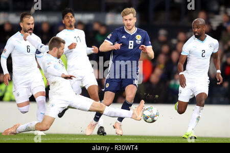 Scozia Stuart Armstrong (seconda a destra) e Israele Yeini Shiran (seconda a sinistra) battaglia per la sfera durante la UEFA lega delle nazioni, gruppo C1 corrisponde all'Hampden Park, Glasgow. Foto Stock