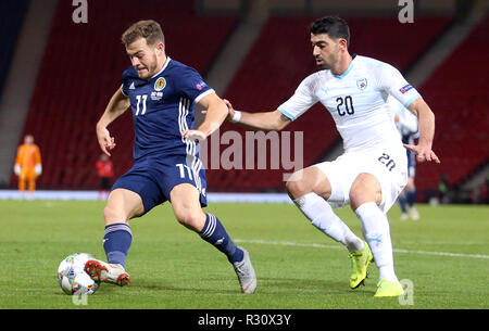 La Scozia è Ryan Fraser (sinistra) e di Israele Omri Ben Harush battaglia per la sfera durante la UEFA lega delle nazioni, gruppo C1 corrisponde all'Hampden Park, Glasgow. Foto Stock