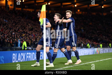 Scozia James Forrest (centro) punteggio celebra il suo lato il secondo obiettivo del gioco con Stuart Armstrong (destra) e Ryan Christie durante la UEFA lega delle nazioni, gruppo C1 corrisponde all'Hampden Park, Glasgow. Foto Stock