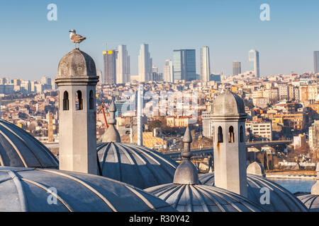 Vista da attraverso le cupole della Moschea Suleymaniye verso la città di nuova Istanbul Foto Stock