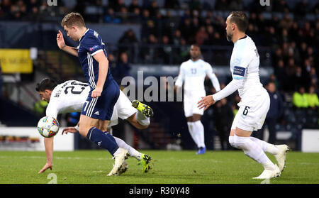 Scozia James Forrest controlla la palla prima di rigature al suo fianco il terzo obiettivo del gioco e completando il suo hat-trick durante la UEFA lega delle nazioni, gruppo C1 corrisponde all'Hampden Park, Glasgow. Foto Stock