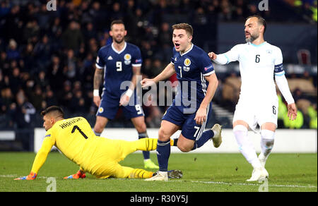 Scozia James Forrest (centro) celebra il punteggio al suo fianco il terzo obiettivo del gioco e completando il suo hat-trick durante la UEFA lega delle nazioni, gruppo C1 corrisponde all'Hampden Park, Glasgow. Foto Stock