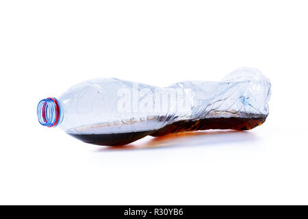 Quasi vuoto dei rifiuti di plastica bottiglia isolato su sfondo bianco Foto Stock