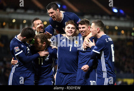 Scozia James Forrest (centro) celebra il punteggio al suo fianco il terzo obiettivo del gioco con i compagni di squadra e completando il suo hat-trick durante la UEFA lega delle nazioni, gruppo C1 corrisponde all'Hampden Park, Glasgow. Foto Stock