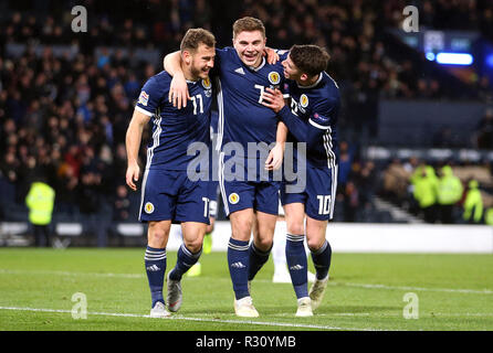 Scozia James Forrest (centro) celebra il punteggio al suo fianco il terzo obiettivo del gioco con i compagni di squadra e completando il suo hat-trick durante la UEFA lega delle nazioni, gruppo C1 corrisponde all'Hampden Park, Glasgow. Foto Stock