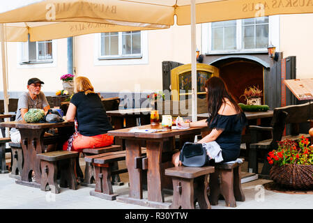 Terrazza di un lettone ristorante di cucina tradizionale, Torņa Street su un lato della Città Vecchia di Riga, Jacob caserma. Riga, Lettonia, Paesi baltici, Europa Foto Stock