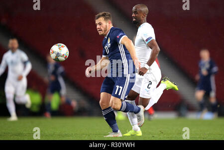 La Scozia è Ryan Fraser (sinistra) e di Israele Eli Dasa battaglia per la sfera durante la UEFA lega delle nazioni, gruppo C1 corrisponde all'Hampden Park, Glasgow. Foto Stock