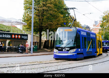 Il tram nella città di Riga. Skoda 15T ForCity. Riga, Lettonia, Paesi baltici, Europa. Foto Stock