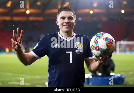 Scozia James Forrest celebra con il matchball dopo segnando un hat-trick in UEFA la lega delle nazioni, gruppo C1 corrisponde all'Hampden Park, Glasgow. Foto Stock