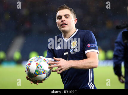 Scozia James Forrest celebra con il matchball dopo segnando un hat-trick in UEFA la lega delle nazioni, gruppo C1 corrisponde all'Hampden Park, Glasgow. Foto Stock