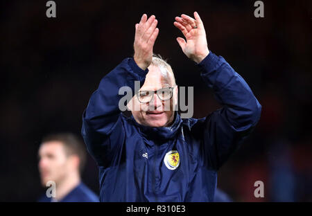 Scozia responsabile Alex McLeish applaude i tifosi dopo la UEFA lega delle nazioni, gruppo C1 corrisponde all'Hampden Park, Glasgow. Foto Stock