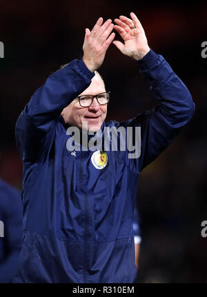 Scozia responsabile Alex McLeish applaude i tifosi dopo la UEFA lega delle nazioni, gruppo C1 corrisponde all'Hampden Park, Glasgow. Foto Stock